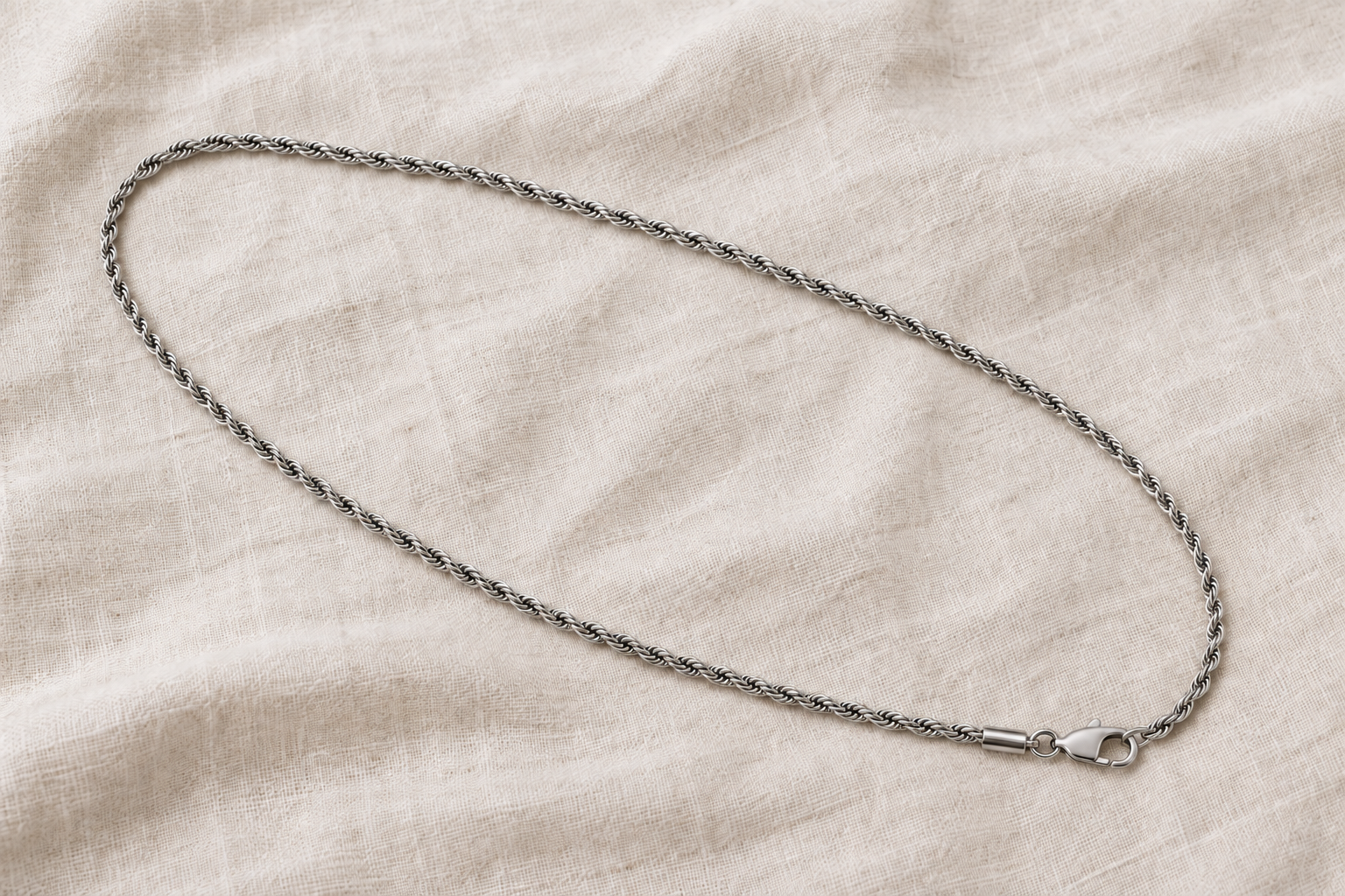 Rope Chain aus Edelstahl auf hellem Stoff